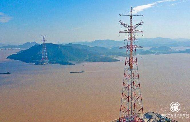 世界最高输电铁塔在浙江舟山顺利结顶
